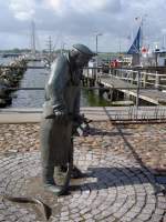 Maasholm, Bronzestatue Peter Aal, seit 1999 wacht er über den Hafen (24.05.2011)
