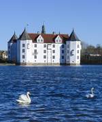 Schloss Glcksburg und der Schlossteich.