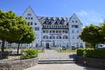 Das Strandhotel Glcksburg, das 1872 gebaute Weie Schloss am Meer im Glcksburger Stadtteil Sandwig.