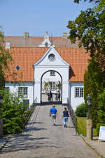 Blick auf das Torhaus am Schlo Glcksburg.