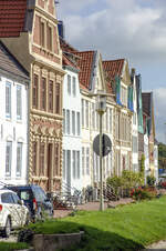 Glckstadt an der Elbe - Patrizierhuser am Hafen.