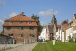 Glckstadt an der Elbe - Ein gedrungen aussehendes Speichergebude (links im Bild) erinnert an den einstigen Hafenbetrieb im heutigen Binnenhafen.