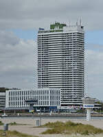 Das 119 Meter hohe Maritim-Hochhaus in Travemünde wurde 1974 fertiggestellt und beherbergt neben einem Vier-Sterne-Hotel auch ca.