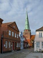 Ein Spaziergang durch Travem�nde, im Hintergrund die im 16.