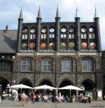 Das Neue Gemach ( Kriegsstubenbau ) ein auf Arkaden stehender Flügelbau mit durchbrochener Schauwand und bewimpelten Türmchen, gebaut 1442-1444; Rathaus Lübeck, 11.08.2006  