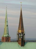Hinter dem Dach der Marienkirche erscheint der Turm der Jacobikirche; Lübeck, 08.10.2010   