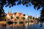 Der Blick ber die Stadttrave in Lbeck im Holstenhafen geht zum Wenditzufer mit den Oldtimern an der Untertrave...