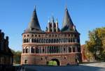 Die meisten Besucher meiner Heimatstadt Lbeck fotografieren das  Holstentor  nur von der anderen Seite.