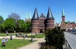 Lbeck, Holstentor im Sommer ein beliebter  Rastplatz  fr fukranke Touristen...