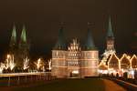 Das Lbecker Holstentor mit der Martinikirche (links) und Petriekirche (rechts) im Hintergrund; 28.12.2015