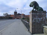 Lwen bewachen an der Burgtorbrcke den Zugang zur Stadt Lbeck.