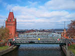Die zwischen 1896 und 1900 errichtete Hubbrücke in der Stadt Lübeck.
