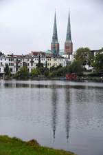 LBECK, 23.09.2018, Blick ber den Krhenteich auf die zwei Trme der Marienkirche