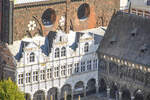 Blick von der Lbecker St.-Petri-Kirche auf das im Winkel stehende, historische Rathaus am Markt neben der Marienkirche.