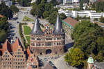 Das Lbecker Holstentor vom Turm der St.-Petri-Kirche aus gesehen.