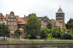 Hansestadt Lbeck - Ida-Boy-Ed-Garten und Burgtor vor dem Elbe-Lbeck-Kanal.