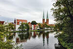 Lübeck an der Obertrave - die Türme des Lübecker Dom spiegeln sich im Wasser.