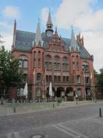 Neumnster, Rathaus am Groflecken, erbaut von 1898 bis 1900 im Stil der Neugotik,   Architekt Magnus Schlichting (21.06.2013)