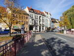 Stadtroda, Huser und Rathaus am Amtsplatz (20.10.2022)