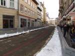 Wegen einer Grobaustelle zwischen Anger und Fischmarkt, zeigte sich die sonst von der Straenbahn viel befahrene Schlsserstrae am 14.03.2013 ohne Gleise.