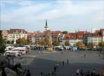 Blick von den Domstufen auf den Domplatz mit seinen vielen historischen Husern; im Hintergrund der Turm der Allerheiligenkirche - Erfurt, 17.10.2007  