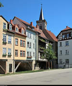 ber die Fachwerkhuser der Krmerbrcke ragt der Turm der gidienkirche in Erfurt.