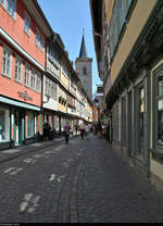 Blick auf die Fachwerkhuser auf der Krmerbrcke mit dem nicht zu bersehenden Turm der gidienkirche in Erfurt.