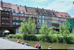 Blick vom Ufer der Gera auf einige Fachwerkhuser auf der Krmerbrcke in Erfurt.
