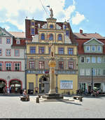 Blick auf die Kunsthalle Erfurt mit der davor befindlichen Sule  Der Rmer  auf dem Fischmarkt in Erfurt.