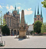 Auf dem Domplatz in Erfurt befinden sich der Erfurter Dom selbst (links), ein Obelisk sowie die Kirche St.