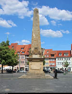 Blick auf einen Obelisk, der sich auf dem Domplatz in Erfurt befindet.