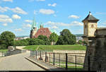 Verlsst man die Zitadelle Petersberg in Erfurt, blickt man auf die Kirche St.