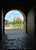 Experimenteller Blick aus dem Torbogen der Festung Petersberg in Erfurt in Richtung der Kirche St.