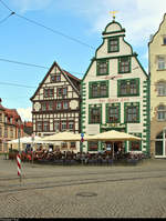 Blick auf die in der Kettenstrae, am Domplatz gelegenen Fachwerkhuser  Grne Apotheke  und  Gasthaus Zur Hohen Lilie  (Renaissance-Stil) in Erfurt.