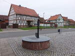 Neuendorf, Brunnen und Fachwerkhuser an der Dorfstrae (18.03.2024)
