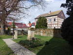 Tttleben, Denkmal und Fachwerkhaus am Kirchweg (25.03.2023)