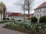 Mnchenbernsdorf, Kriegerdenkmal und Huser am Kirchberg (29.04.2023)