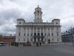 Zeulenroda, klassizistisches Rathaus am Markt, erbaut von 1825 bis 1827 durch Christian Heinrich Schopper, Turm mit Themis-Statue (29.04.2023)