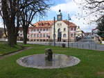 Martinroda, Rathaus und Brunnen in der Marienstraße (16.04.2022)