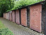 Nordhausen, historische Grabplatten an der Stadtmauer am Dom (30.06.2023)