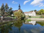 Rauschwitz, Dorfkirche und Fachwerkhaus am Dorfteich (22.10.2022)