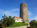 Der 37m hohe Bergfried der Burgruine Camburg nahe dem gleichnamigen Ort am 18.10.21
