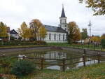 Wilhelmsdorf, evangelische Dorfkirche am Dorfteich, erbaut von 1843 bis 1845 (18.10.2022)