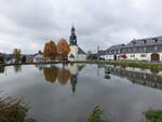 Knsdorf, evangelische Kirche am Dorfteich, erbaut 1719 (19.10.2022)