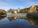 Traun, Huser und evangelische Kirche am Dorfweiher (20.10.2022)