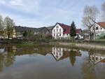 Trannroda, Huser am Dorfteich in der Strae an der Heide (22.04.2023)