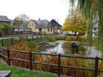 Kleingeschwenda, Huser am Dorfweiher (18.10.2022)