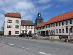 Remda, Marktplatz mit evangelischer Kirche und Dorfbrunnen (17.04.2022)