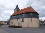 Herges-Hallenberg, evangelische Kirche, schlichte verputzte Fachwerkkirche, erbaut von 1706 bis 1722 (15.04.2022)