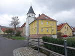 Hmpfershausen, evangelische Kirche und Pfarrhaus in der Dorfstrae, erbaut 1603 (15.04.2022)